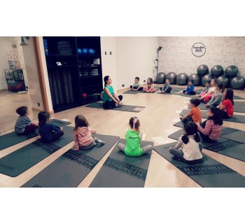 Un mes de yoga para un niño o yoga en familia 4 clases